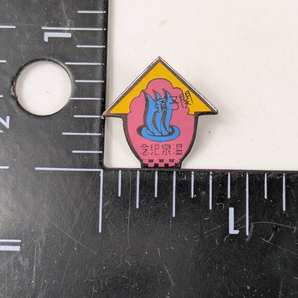 Vintage Japanese Onsen Souvenir Pin Badge Kinugawa Hot Springs Enamel Japan - Picture 1 of 2